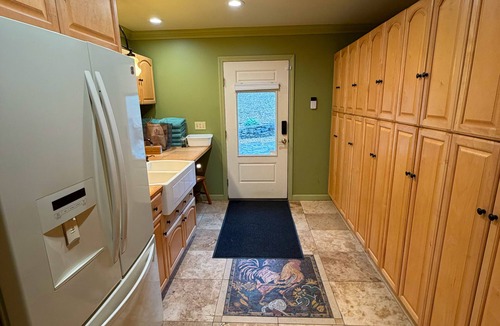 Waterbury House | 1847 Farmhouse Retreat: Hot Tub, AC, EV Charger + Mountain Views