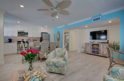 Siesta Key Village Condo | $185 Free Activities Daily, LuLu's Leatherback Near Beach/Village, Heated Pool, Beach Gear Included