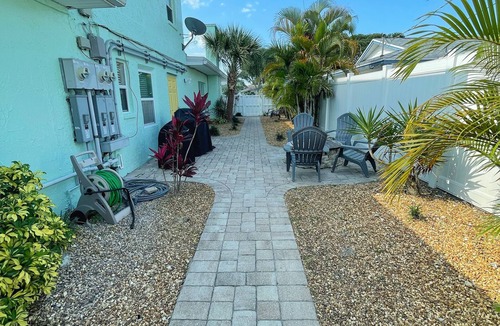 Port Canaveral Cottage | 1BR Cozy Cottage w/Pool, just 3 min walk to beach!