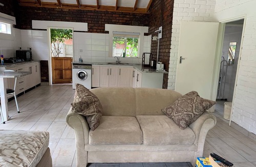 Greendale Cottage | 2 bedroom cottage in the leafy suburb of Greendale