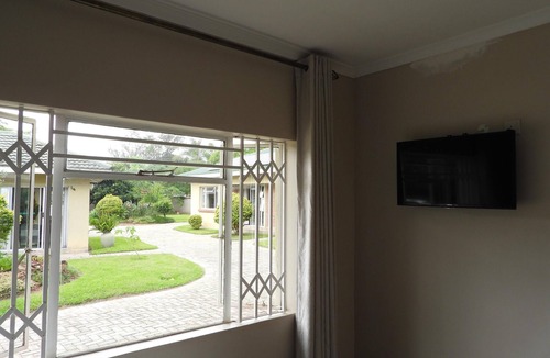 Harare Apartment | 2 bedroomed apartment with en-suite and kitchenette - 2071