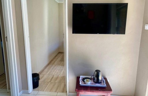 Harare Apartment | 2 bedroomed apartment with en-suite and kitchenette - 2064