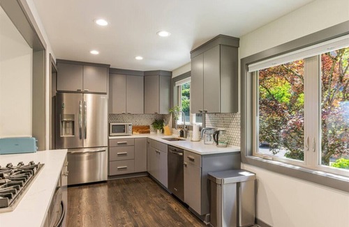 Portland Heights House | 2 King Suites Mountain Views Near Rose Garden