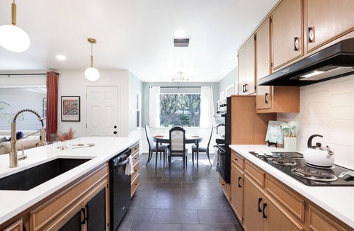 North San Antonio - SAT House | 2 Kings~1 Queen w/Big Backyard+Fire Pit/10 min's to Med Center/Airport/6 Flags