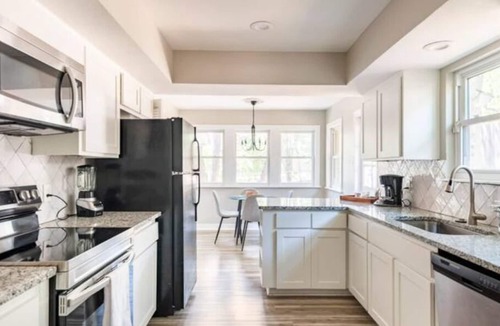 Vance Jackson House | 2 Masters, 3 KING beds, 6 Rooms, Perfect Location.