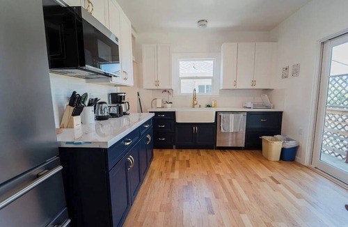 Central Berkeley Apartment | 2336A- Upper 3B2B Unit w/Laundry near UC Berkeley