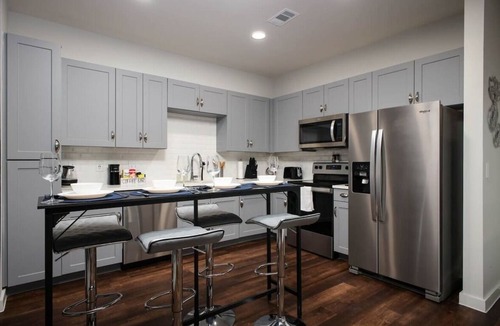 Southtown Apartment | 2BR Getaway w/Gym, Parking Near Rvrwalk & Dome