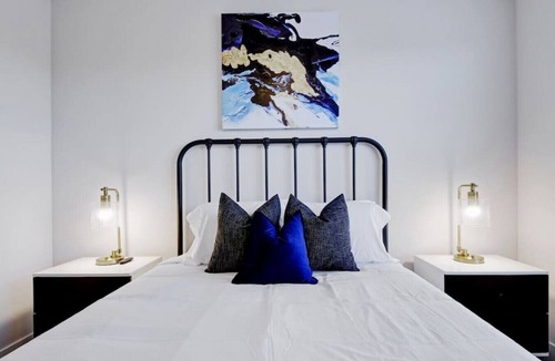 King William Apartment | 2BR Modern Luxury | Downtown | Wifi | Pool+Gym