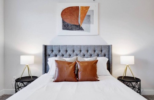 King William Apartment | 2BR Modern Luxury | Downtown | Wifi | Pool+Gym