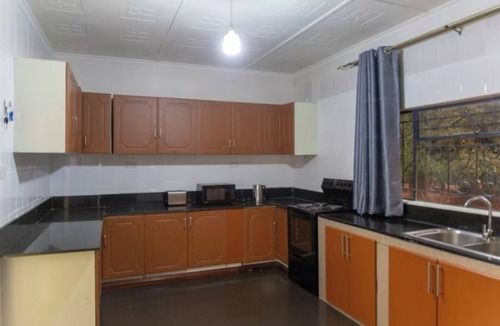 Livingstone House | 3 Bed Apartment + Free Hire Car & Airport Pick Up