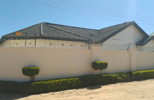 Lusaka House | 3 Bed House - Sleeps 6 - Garden - Parking - Wifi