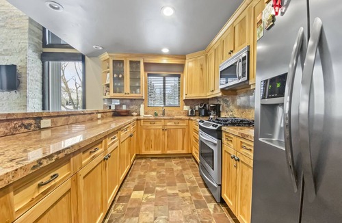 North Park City Condo | 3 Kings condo near PCMR base pool hot tub retreat
