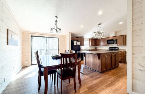 Cobden House | 3BR/4BA Cabin - Sleeps 8 - Large Deck, Fireplace, Hot Tub, & Shawnee Forest!