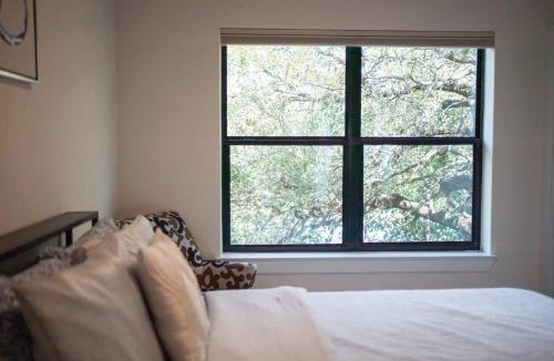 Wetmore House | 3BR City Views Yard Play 8 min to Six Flags