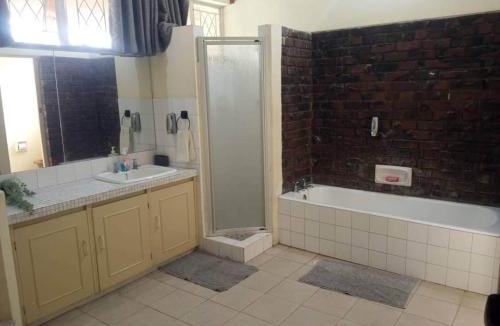 Glen Lorne House | 4 Bed Thatched Double Storey with pool No events or Parties