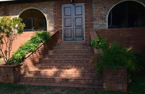 Victoria Falls House | 4 Bedroom House Adjacent To The Victoria Falls National Park