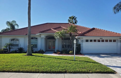 Braden River House | 4 Bedroom Pool home with pond view in Sarasota, FL