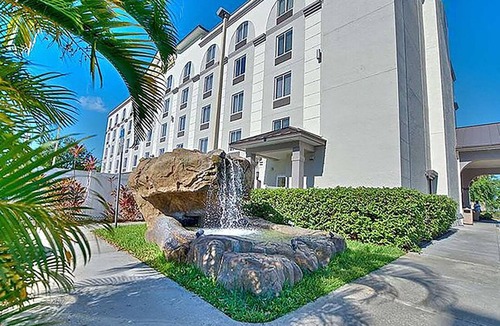 Orlando Hotel | 4 Leisure Orlando Rooms| 10-Mins to Airport | Pool Access & Pets are Welcome