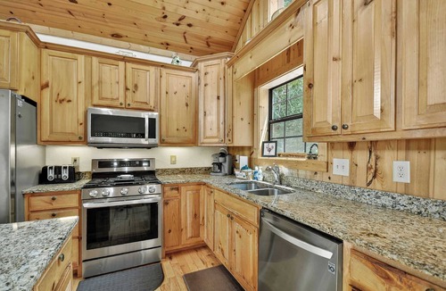 Cleveland Cabin | 4 Private Suites | Mtn Views, Hot Tub & Game Room
