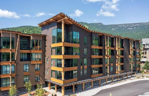 Stowe Area Apartment | 409 - 3 bed - Treehouse unit - Spruce Peak at the Base of Stowe Mt Resort - Sleeps 9