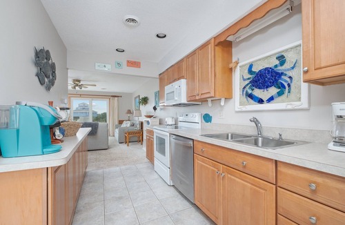 Duck House | 4209- Moby Duck, WiFi, baby gates, and access to the Georgetown Sands community pool and tennis
