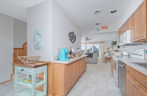 Duck House | 4209- Moby Duck, WiFi, baby gates, and access to the Georgetown Sands community pool and tennis