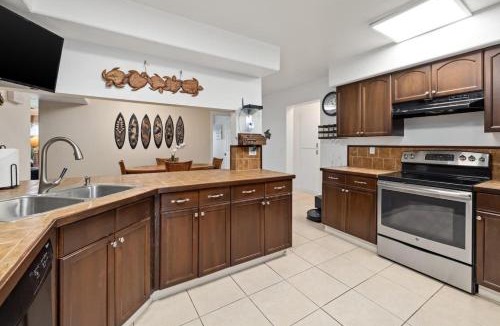 Waikoloa House | 448 Sleeps 13, pool and amenities