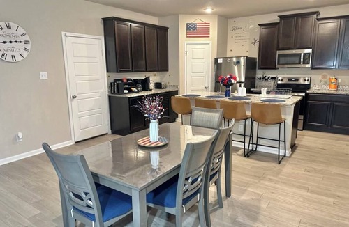 Southside House | 5 Bedroom Sleeps 16 Game Room 3mi to Lackland BMT 11 mi to SeaWorld
