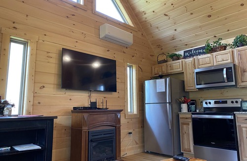 Bryson City Cabin | 5 min to POLAR EXPRESS and Downtown BC - Romantic little cabin - Private HOT TUB