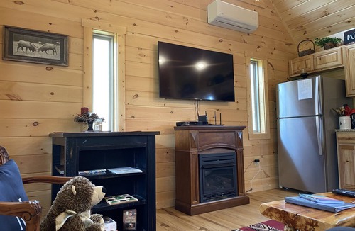 Bryson City Cabin | 5 min to POLAR EXPRESS and Downtown BC - Romantic little cabin - Private HOT TUB