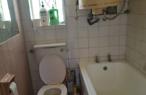 Harare Apartment | 5 minutes into the city. Family sized unit with newly fitted kitchen. No Wifi