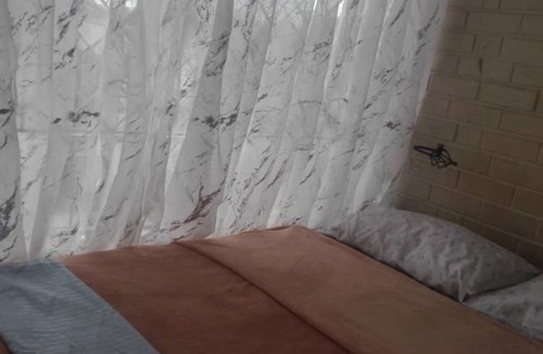 Harare Apartment | 5 minutes into the city. Family sized unit with newly fitted kitchen. No Wifi