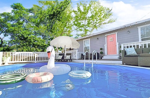 Eastside Promise Neighborhood House | 6 Bedrooms l 1 mi to Alamo + Riverwalk l Private Pool l Family + Pet Friendly