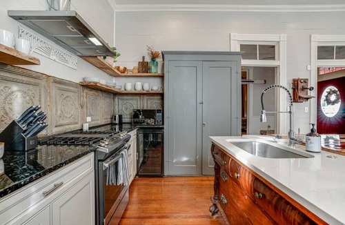 Eastside Promise Neighborhood House | 7 Bed Home Pool & Pool Table Mins to DT And Pearl