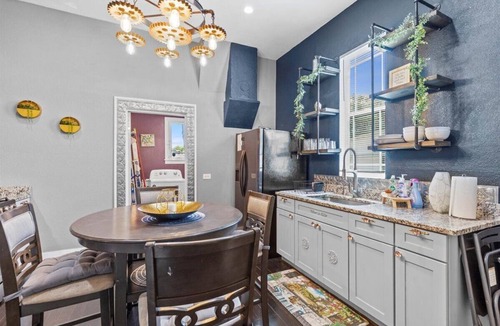 St. Paul Square House | A Chic 3/2 Historic Retreat! Walk to the Alamodome and Riverwalk w/Free Parking.