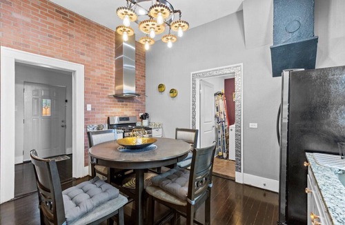 St. Paul Square House | A Chic 3/2 Historic Retreat! Walk to the Alamodome and Riverwalk w/Free Parking.