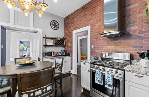 St. Paul Square House | A Chic 3/2 Historic Retreat! Walk to the Alamodome and Riverwalk w/Free Parking.