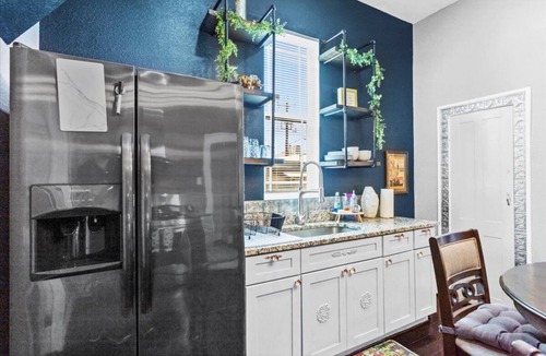 St. Paul Square House | A Chic 3/2 Historic Retreat! Walk to the Alamodome and Riverwalk w/Free Parking.
