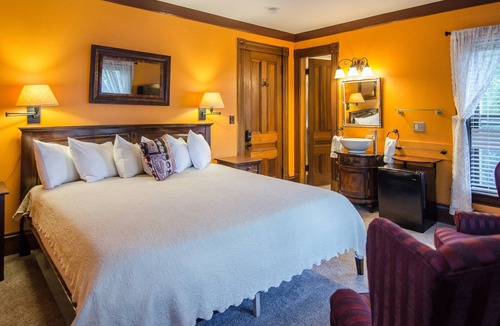 Shelburne Bed & Breakfast | A comfy 2nd Floor King B&B guestroom in Downtown Shelburne - Delicious Breakfasts! VAN