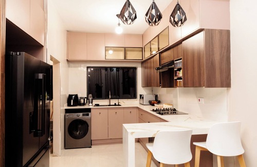 Harare East Apartment | A warm, peaceful, exquisite and spacious one bed apartment in Borrowdale West