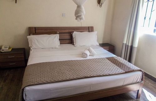 Lusaka Cabin | Acamms Lodge Roma