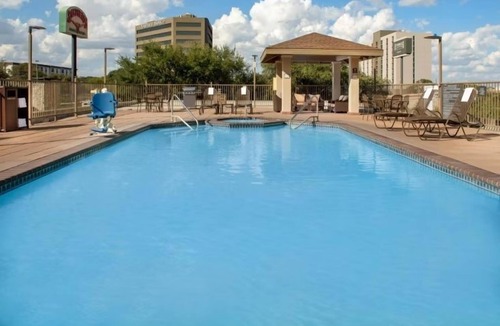 Shearer Hills - Ridgeview Apartment | Accessible 1BR Suite | Hot Breakfast & Pool Access