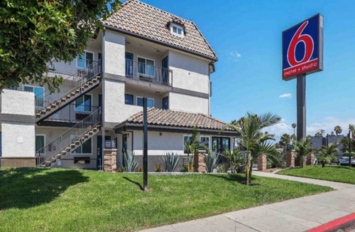 Central Escondido Apartment | ADA|2 Beds|Tub|Micfridge
