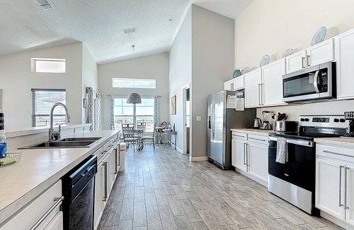 Davenport House | ALWAYS FREE POOL AND SPA HEAT - Disney fireworks from pool/spa, Orange grove