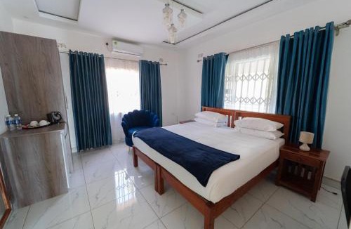 Victoria Falls Cabin | Amakhosi Hotel