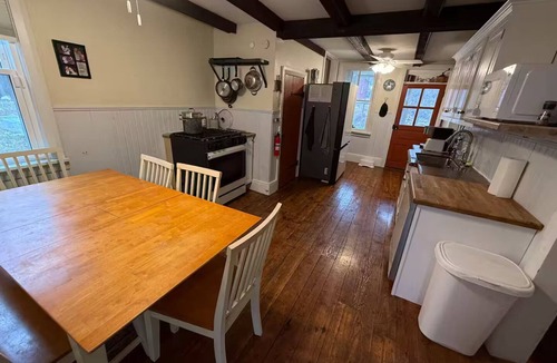 Robesonia House | Amazing space for your group!