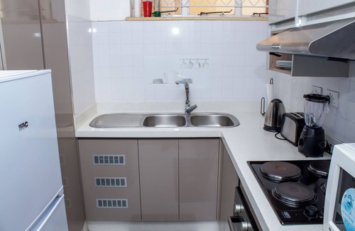 Harare Apartment | Apartment Sleeps 4, 2 Baths, Free Parking