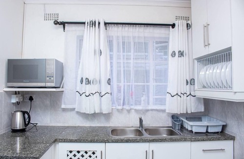 Target Area Apartment | Apartment - Sleeps 6 - Parking - Pet friendly