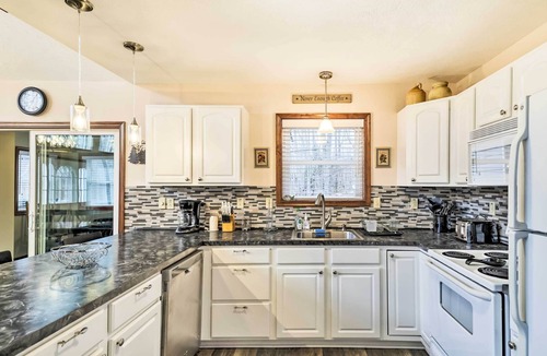 Pocono Lake Cabin | Arrowhead Lake Cabin w/ Hot Tub & Fire Pit!