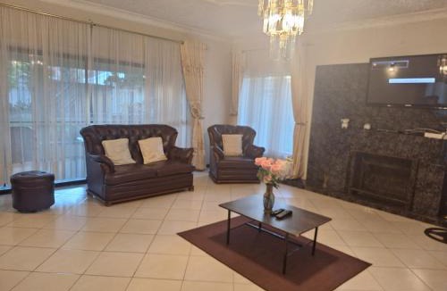 Harare House | Ashley's 6 Bedroomed Guest House